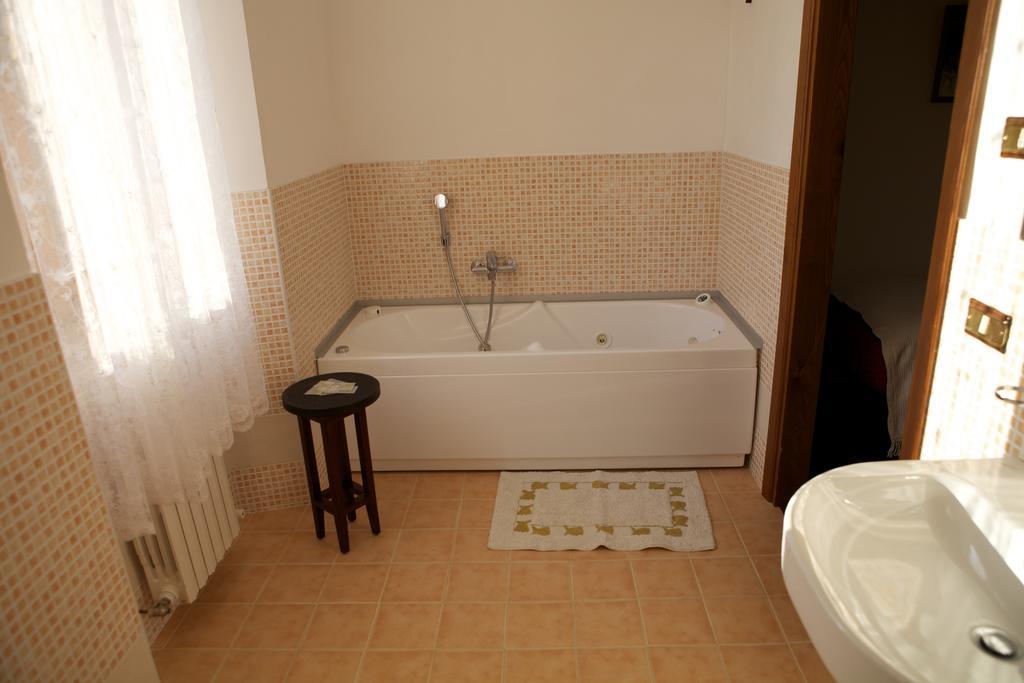 Agriturismo La Rocca Marsia Ruang foto