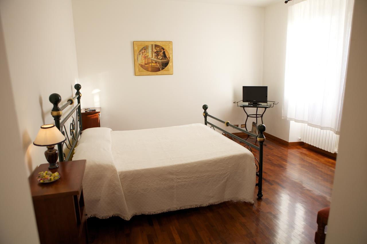 Agriturismo La Rocca Marsia Ruang foto